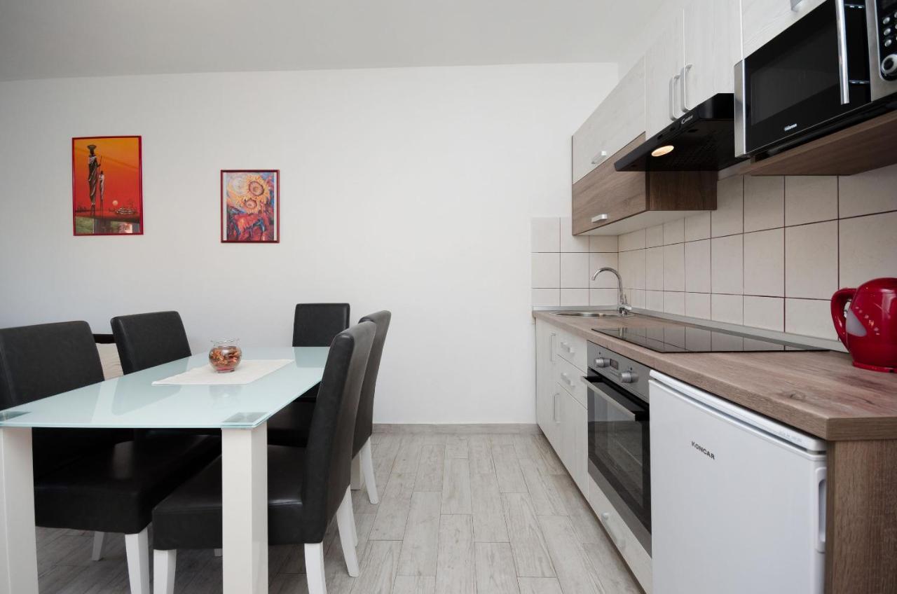 Apartments Toni Banjol エクステリア 写真