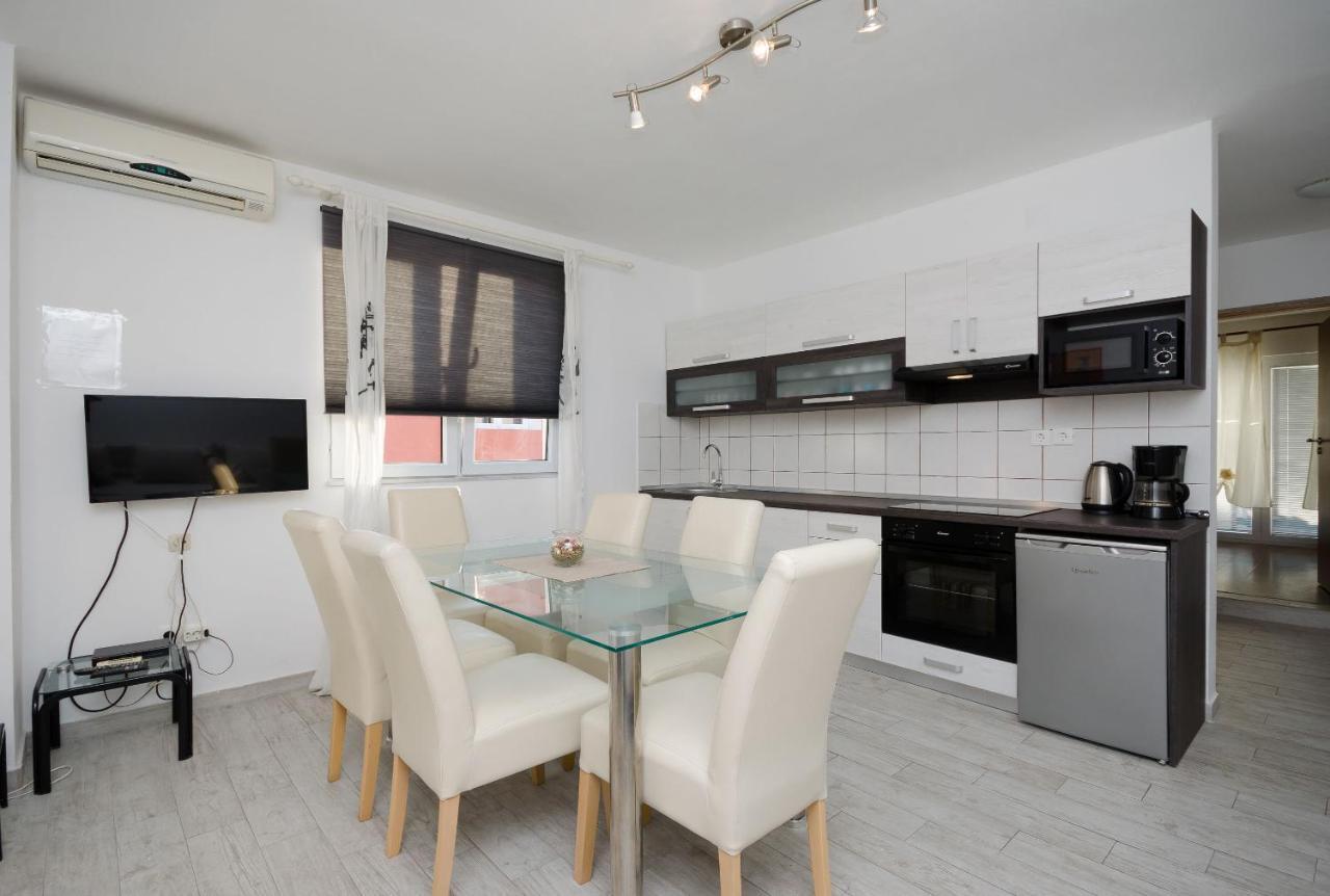 Apartments Toni Banjol エクステリア 写真